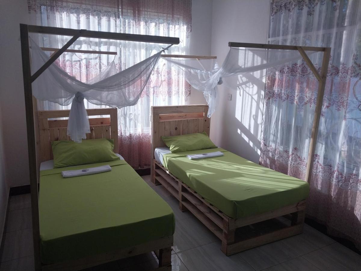 L&J Modern Backpackers Kigamboni Beach House Bed & Breakfast Darüsselam Dış mekan fotoğraf
