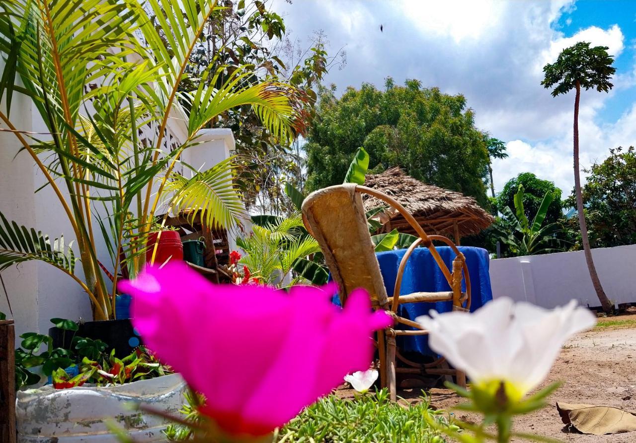 L&J Modern Backpackers Kigamboni Beach House Bed & Breakfast Darüsselam Dış mekan fotoğraf